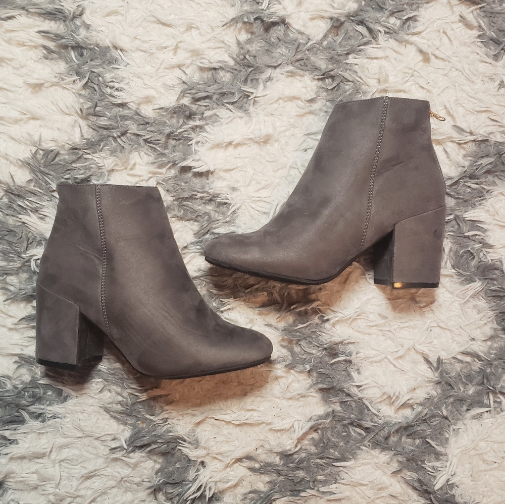 Refresh Gray suede chuky heel booties 9